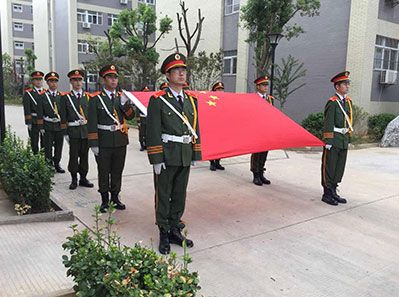 國歌嘹亮，紅旗招展--熱烈祝賀天虹公司圓滿舉行了新工業(yè)園揭牌儀式和升旗儀式